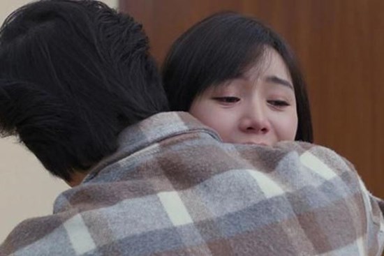 'Đừng làm mẹ cáu': Lộ cảnh Quân ôm Hạnh sau khi ra khỏi phòng khám