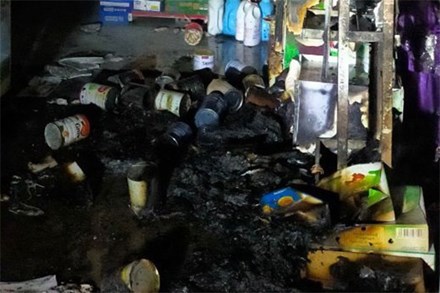 Người đàn ông bịt mặt ném 'bom xăng' khiến nữ chủ cửa hàng bỉm sữa bỏng nặng