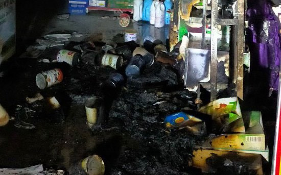 Người đàn ông bịt mặt ném bom xăng khiến nữ chủ cửa hàng bỉm sữa bỏng nặng-1