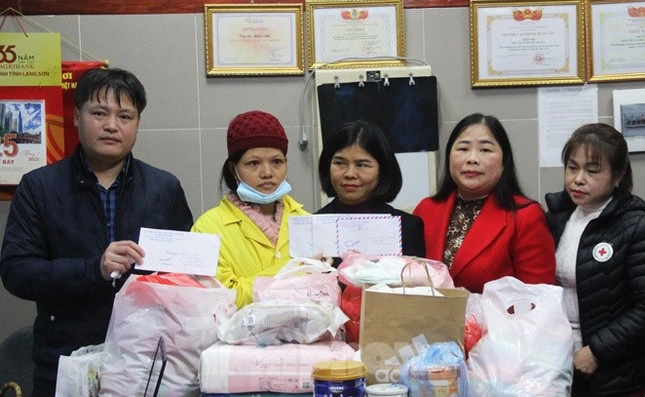 Bị bỏ rơi trong đêm, bé gái 7 ngày tuổi bị côn trùng cắn phải cấp cứu-2