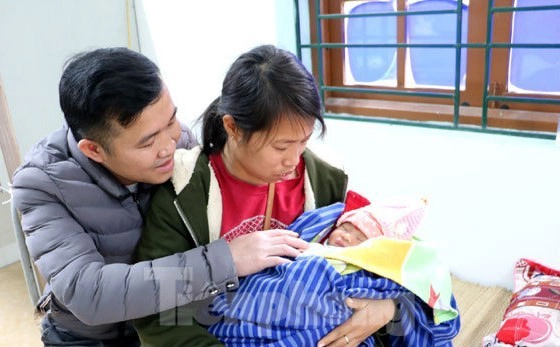 Bị bỏ rơi trong đêm, bé gái 7 ngày tuổi bị côn trùng cắn phải cấp cứu-1