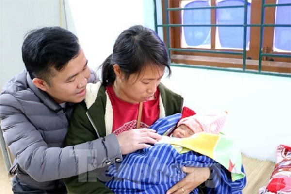 Clip bé gái hôn ảnh mẹ đã mất khiến hàng triệu người xúc động-3