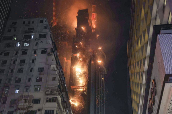 Trời đêm Hong Kong rực sáng vì cháy nhà chọc trời-1