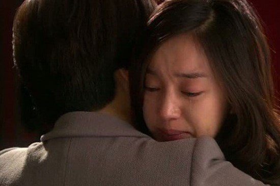 Đi công tác về, mở lồng bàn thấy đĩa cơm rang cháy khét vợ làm, tôi hạnh phúc bật khóc