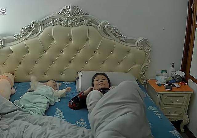 Bật camera xem mẹ chồng chăm cháu ở nhà thế nào, tôi tức giận kể với chồng chẳng có bà nội nào như thế-2