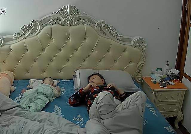 Bật camera xem mẹ chồng chăm cháu ở nhà thế nào, tôi tức giận kể với chồng chẳng có bà nội nào như thế-3