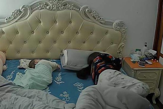 Bật camera xem mẹ chồng chăm cháu ở nhà thế nào, tôi tức giận kể với chồng 