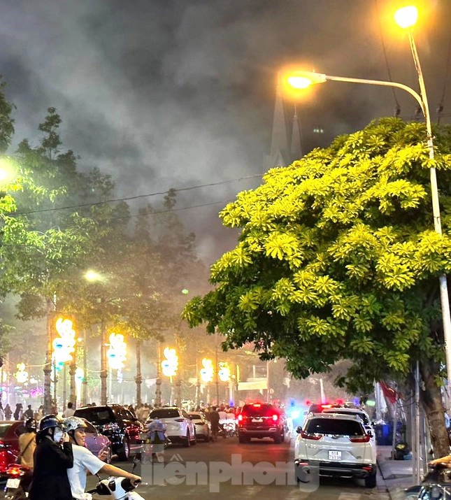 Cháy dữ dội trong khuôn viên miếu Bà Thiên Hậu-2