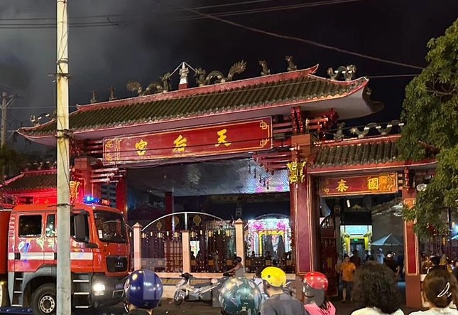 Cháy dữ dội trong khuôn viên miếu Bà Thiên Hậu-1