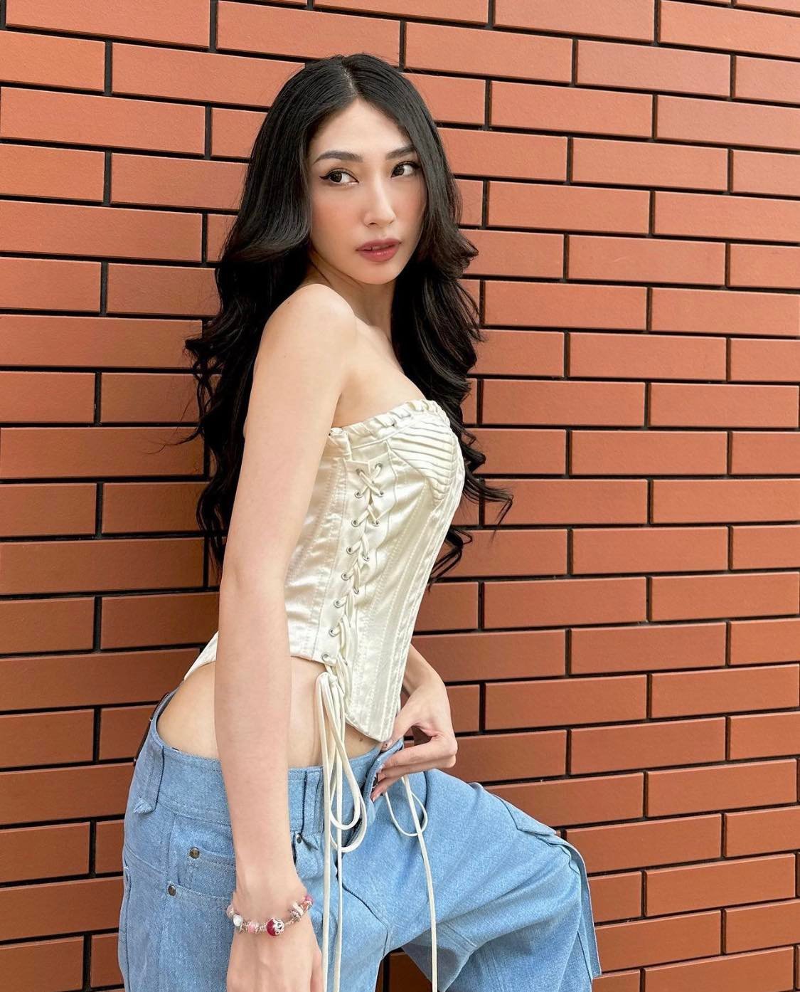 Khổng Tú Quỳnh chật vật với chiếc váy bó giò kỳ cục, khó đi đứng trên thảm đỏ-3