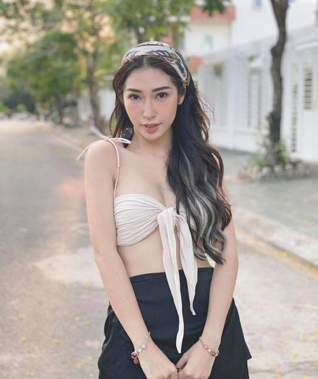 Khổng Tú Quỳnh chật vật với chiếc váy bó giò kỳ cục, khó đi đứng trên thảm đỏ-7