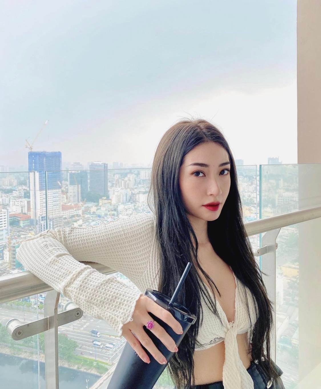 Khổng Tú Quỳnh chật vật với chiếc váy bó giò kỳ cục, khó đi đứng trên thảm đỏ-8