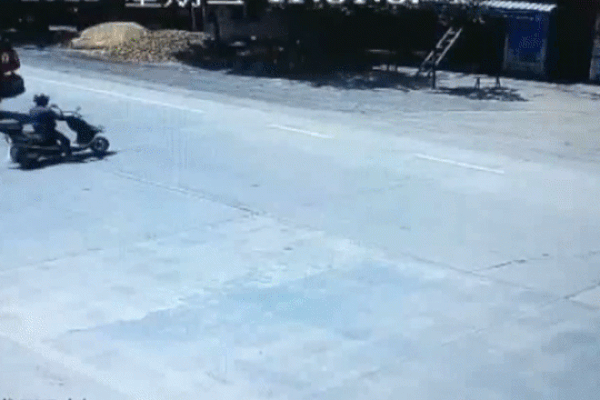 Clip: Đột ngột lao sang đường, người đàn ông suýt bị xe tải đè trúng