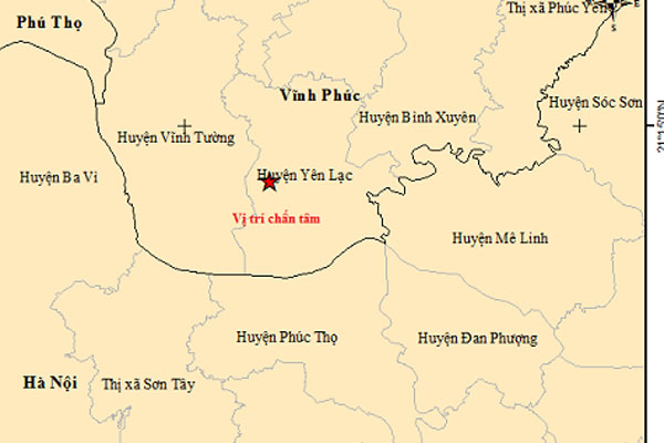 Mô tô lật ngửa, tài xế đi cấp cứu sau khi lao vào dải phân cách-3