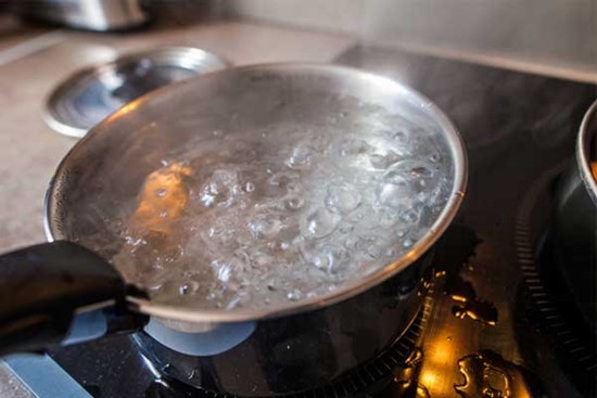 Chồng ngủ mơ về người phụ nữ khác, vợ cuồng ghen đổ nước sôi trút giận