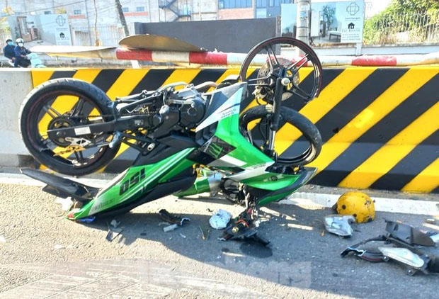 Mô tô lật ngửa, tài xế đi cấp cứu sau khi lao vào dải phân cách-1