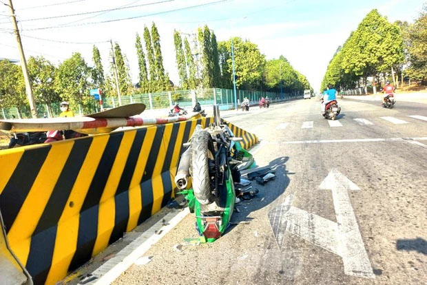 Mô tô lật ngửa, tài xế đi cấp cứu sau khi lao vào dải phân cách-2