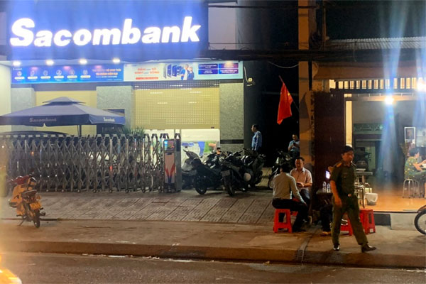 Nghi can thứ 3 vụ dùng súng cướp ngân hàng ở TP.HCM ra đầu thú-4