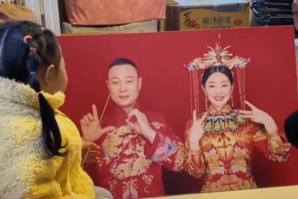 Thấy người khác nhặt được tiền của mình, bé gái có hành động xót xa-3