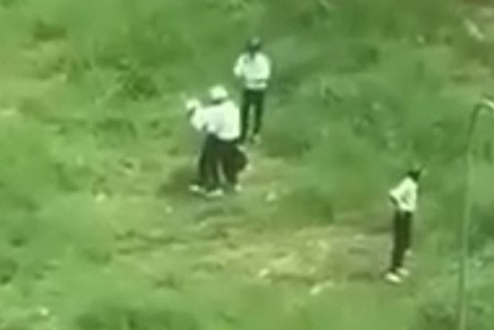 CLIP: Nam sinh bị nhóm người khóa tay rồi đánh, đá túi bụi