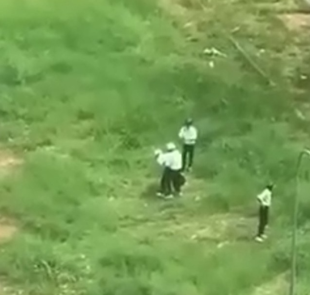 CLIP: Nam sinh bị nhóm người khóa tay rồi đánh, đá túi bụi-1