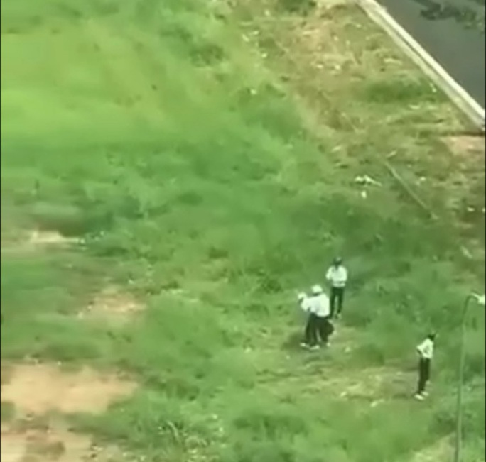 CLIP: Nam sinh bị nhóm người khóa tay rồi đánh, đá túi bụi-2