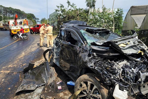 Clip: Áo chống nắng cuốn vào bánh xe, quật ngã người phụ nữ xuống đất-1