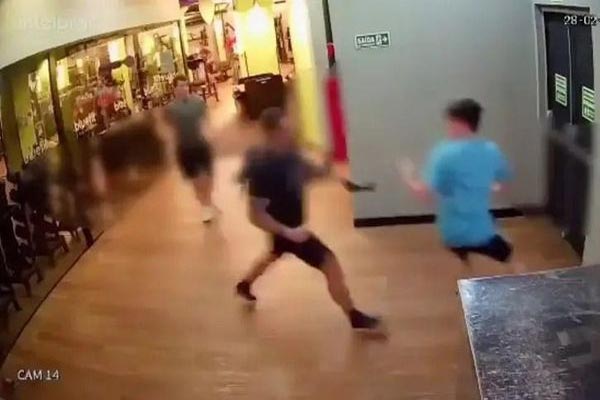 Vác búa đuổi đánh bạn gái cũ vì vừa chia tay đã sống chung với người khác-2