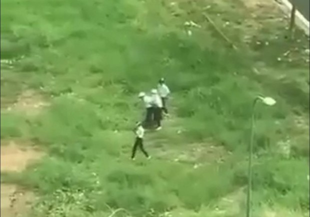 Thực hư clip nam sinh bị khóa tay rồi đánh lan truyền trên mạng xã hội-1