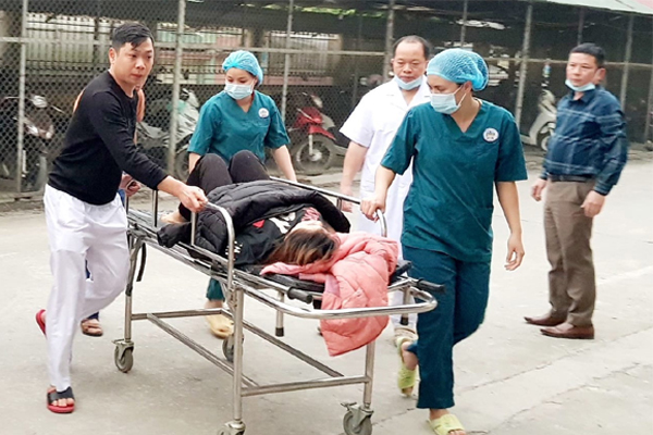 Thai phụ sinh con 2,9kg sau khi bị cành cây đâm thủng tử cung-1