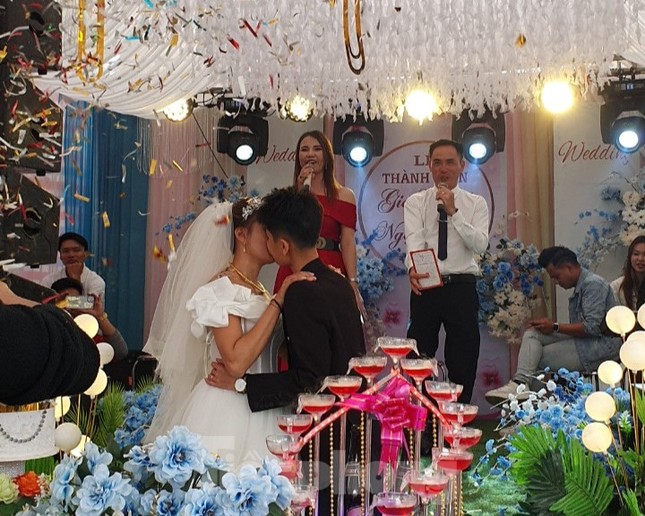 Đám cưới đồng tính nữ đầu tiên ở Nghệ An gây xôn xao-3