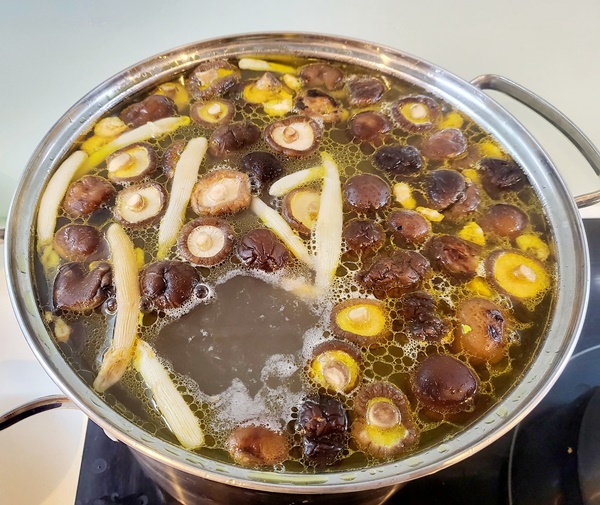 Bà xã Mạnh&nbsp;Trường chăm con nhỏ vẫn tự nấu bún thang ngon hết nước chấm, bật mí cả công thức chuẩn-4