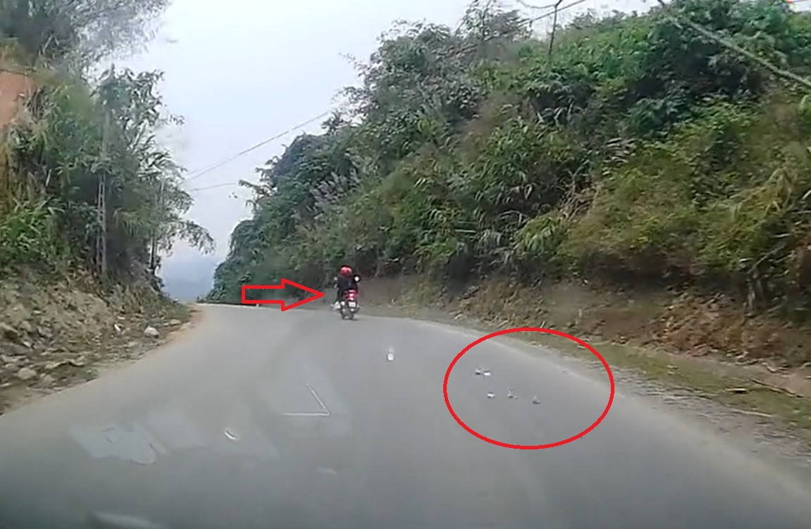 Tài xế đuổi theo người đi xe máy, hô to có lấy tiền không gây chú ý-1