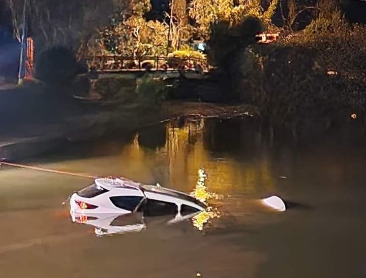 Nam thiếu niên 17 tuổi nhảy xuống hồ Xuân Hương cứu người gặp tai nạn lúc 12 giờ đêm-2