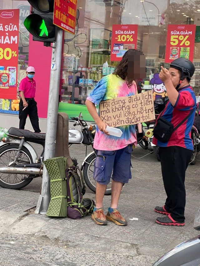 Đà Nẵng lên tiếng việc khách nước ngoài với tấm bảng xin tiền đi du lịch giữa phố-2