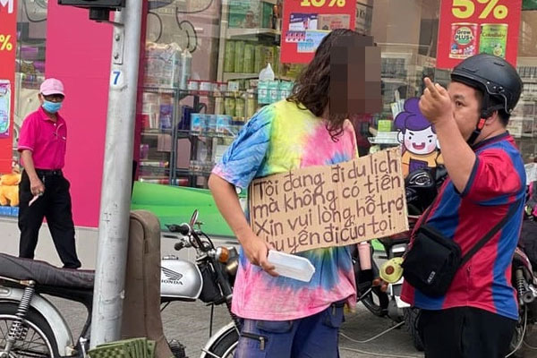 Phát loa, gọi điện thoại yêu cầu xe ô tô trả lại vỉa hè ở Hà Nội-12