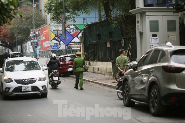 Phát loa, gọi điện thoại yêu cầu xe ô tô trả lại vỉa hè ở Hà Nội-1