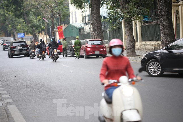 Phát loa, gọi điện thoại yêu cầu xe ô tô trả lại vỉa hè ở Hà Nội-2