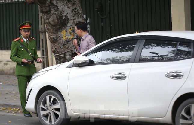 Phát loa, gọi điện thoại yêu cầu xe ô tô trả lại vỉa hè ở Hà Nội-6