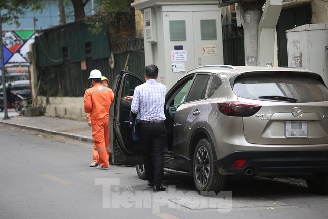 Phát loa, gọi điện thoại yêu cầu xe ô tô trả lại vỉa hè ở Hà Nội-7