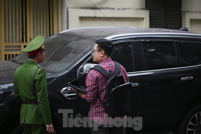 Phát loa, gọi điện thoại yêu cầu xe ô tô trả lại vỉa hè ở Hà Nội-8