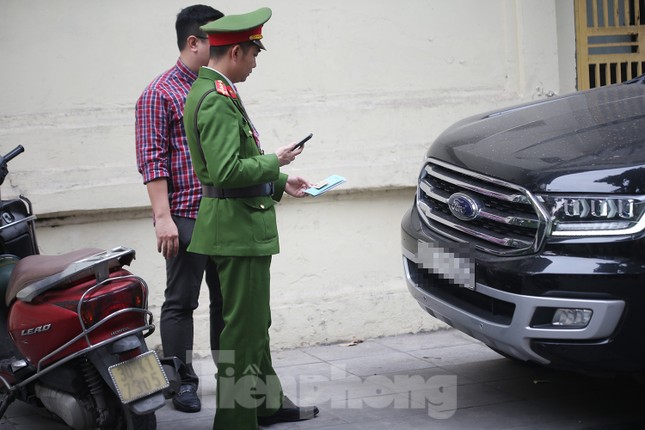 Phát loa, gọi điện thoại yêu cầu xe ô tô trả lại vỉa hè ở Hà Nội-10