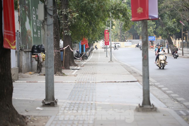 Phát loa, gọi điện thoại yêu cầu xe ô tô trả lại vỉa hè ở Hà Nội-11