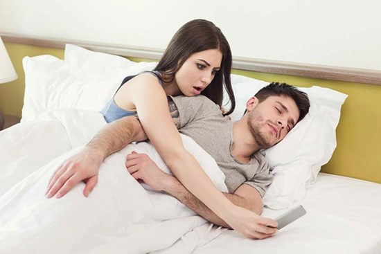 Biết vợ hay ghen, tôi giả vờ say nói vài câu, từ đó không thấy vợ ghen nữa