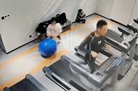 Bé gái đẩy quả bóng vào máy chạy bộ khiến người đàn ông ngã sấp mặt