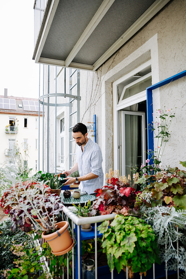 Cách thiết kế ban công nhỏ cho nhà phố để vừa ngập cây xanh mà còn thư giãn-1
