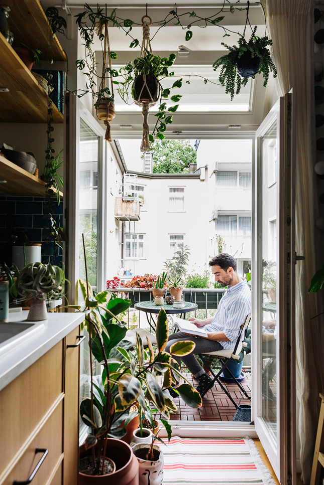 Cách thiết kế ban công nhỏ cho nhà phố để vừa ngập cây xanh mà còn thư giãn-9