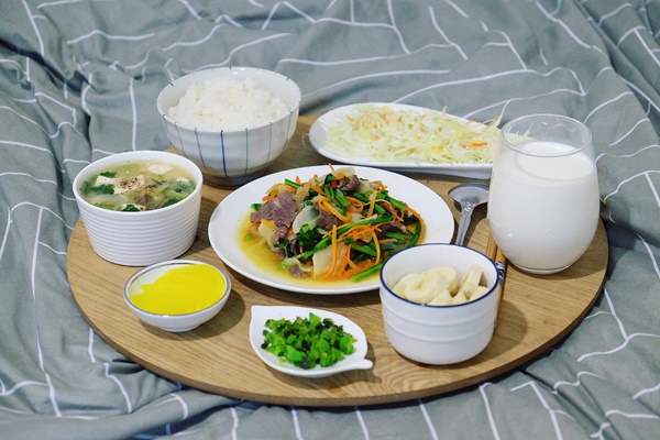 Chàng trai độc thân khoe mâm cơm lành mạnh, trình bày đẹp mắt&nbsp;khiến chị em phải kiểm điểm bản thân-1