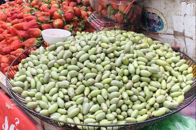 Hà Nội: Hoa quả đặc sản tưởng rẻ hóa đắt, loại đắt giá lại rẻ không tưởng-7