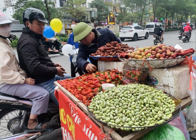 Hà Nội: Hoa quả đặc sản tưởng rẻ hóa đắt, loại đắt giá lại rẻ không tưởng-8
